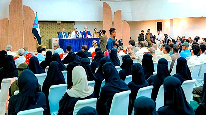 اللواء بن بريك خلال لقائه القضاة والمحامين والأكاديميين والمثقفين في المكلا اللواء بن بريك خلال لقائه القضاة والمحامين والأكاديميين والمثقفين في المكلا